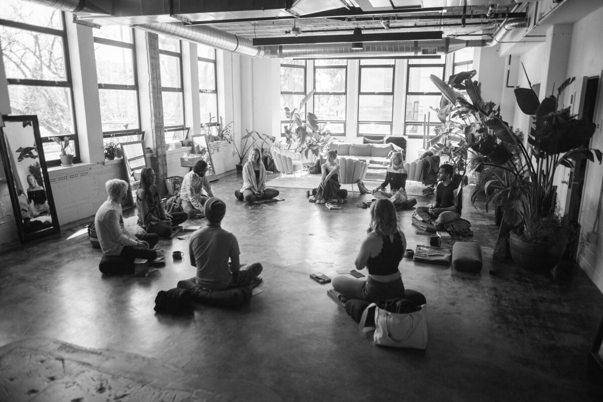 Yoga en entreprise : 5 bienfaits pour améliorer le bien-être de vos collaborateurs 